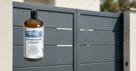 Le savon noir, l’allié idéal pour nettoyer un portail aluminium