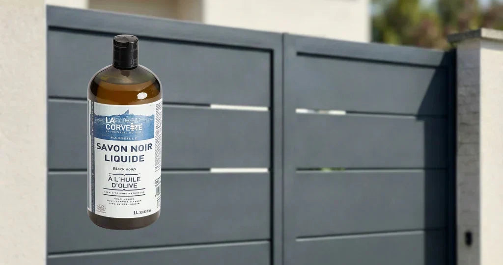 Le savon noir, l’allié idéal pour nettoyer un portail aluminium