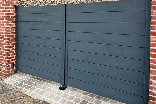 Nettoyage d'un portail aluminium au Karcher