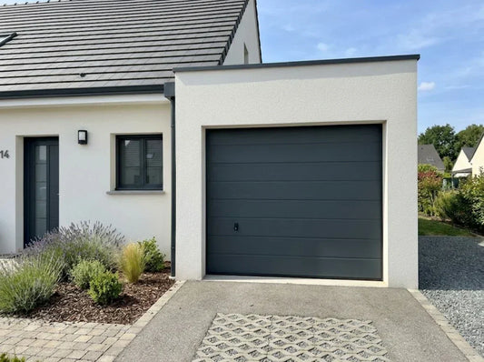 Repeindre des menuiseries aluminium : la solution quand la peinture est irrécupérable